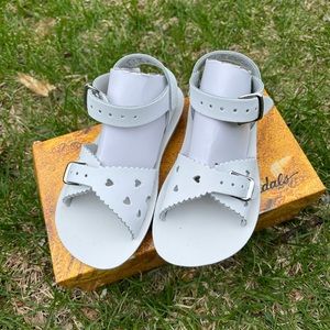 Salt Water sweetheart sandals brand new